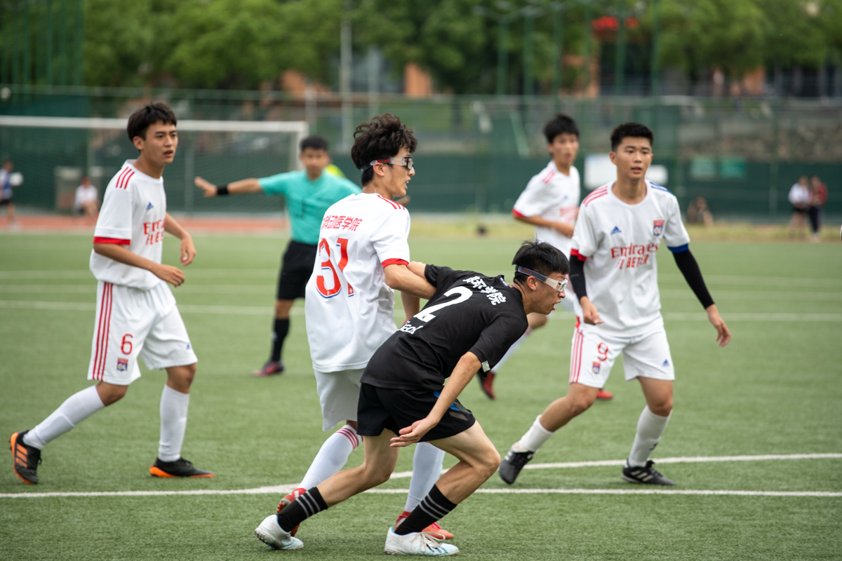 动科动医队33号王宇琛与资环队2号王玉淏准备抢夺即将飞来的球(学通社记者 吴奕彤 摄)