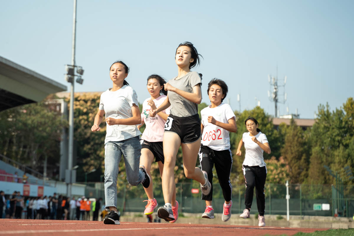 8女子3000米比赛中,运动员一齐向前冲【学通社记者 刘博文 摄】