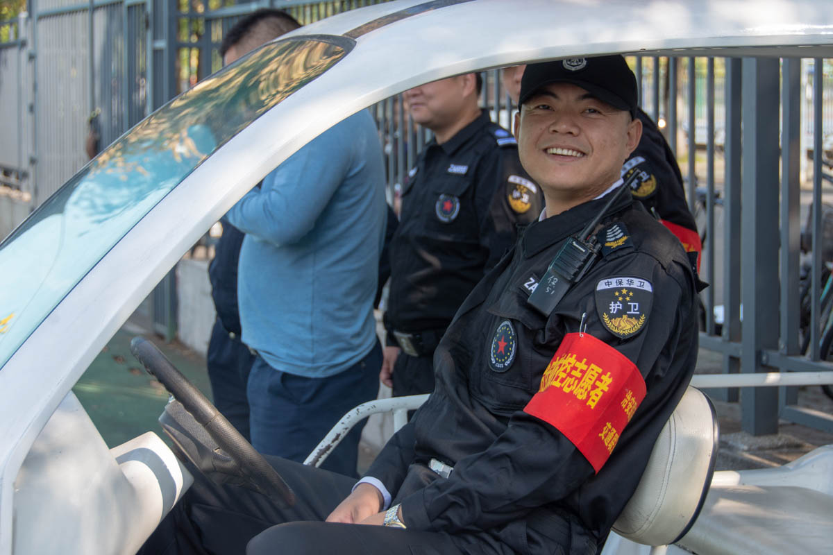 27保卫队时刻在综合游泳训练馆上巡逻,保证全场的安全【学通社记者 万思邑 摄】