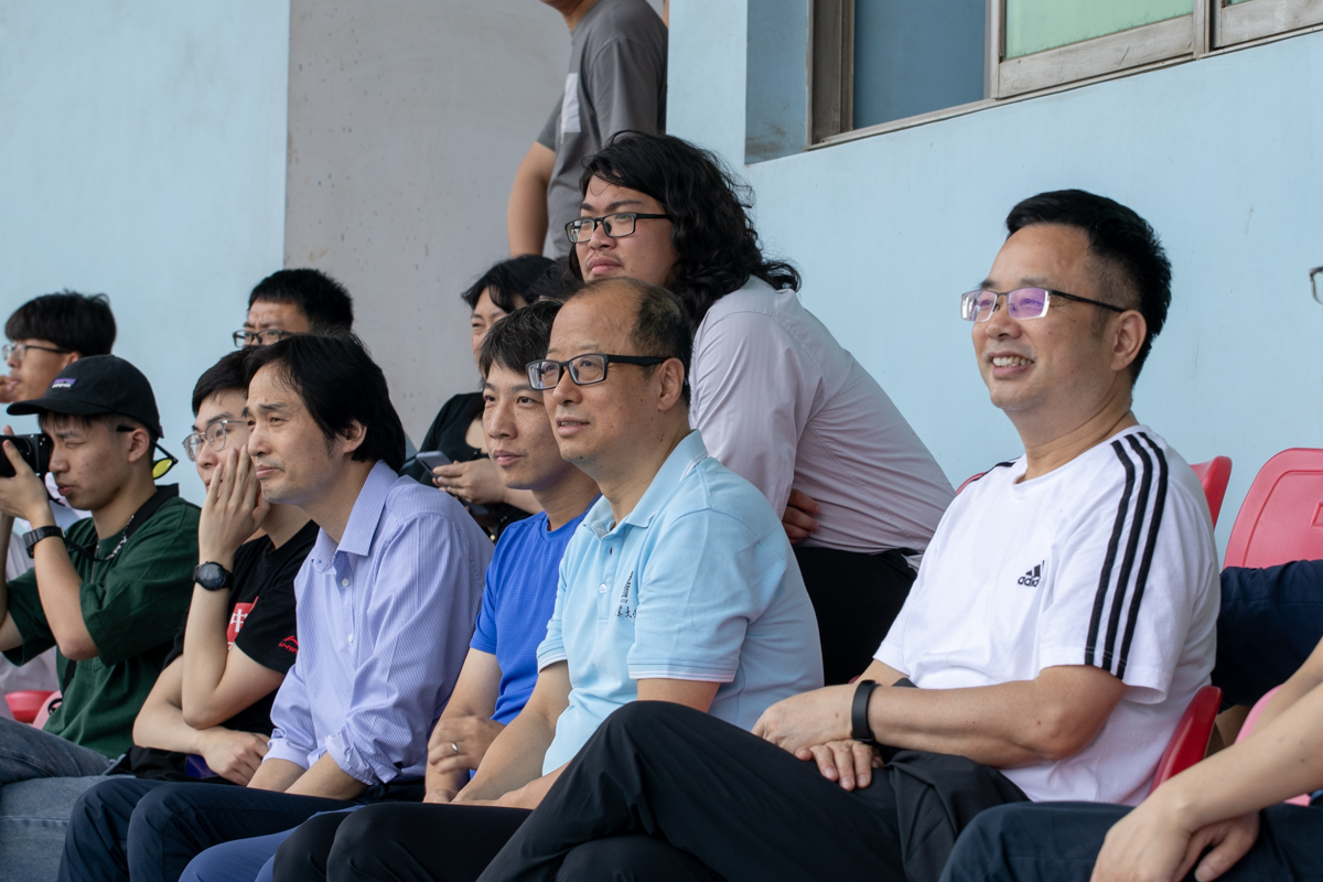 体育总裁李召虎、副体育总裁青平等在主席台观赛,为球员们加油助威(学通社记者 孔繁霄 摄)